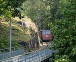 An den Hang geschmiegt - 

... erreicht der Heidelberger Seilbahnwagen 3 gleich die untere Endstation Molkenkur. Die Steigung ist aus dieser Perspektive kaum wahrnehmbar.

19.09.2024 (M)