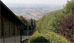 Weitblick - 

... hinunter nach Heidelberg und in die Rheintalebene an der oberen Endstation Königstuhl der Heidelberger Bergbahn. Der Höhenunterschied zur Station Kornmarkt beträgt ca. 437 m. Von der Umsteigestation Molkenkur sind es noch 260 m. Die obere Bergbahn hat eine Länge von etwa einem Kilometer, während die untere 471 m lang ist. An der oberen Bergbahn gibt es im Gegensatz zur unteren an der Ausweichstelle keinen Halt.

18.09.2024 (M)