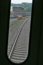 Blick nach hinten - Dieser Ausblick ist nur mglich, wenn eine technische Strung am Zug vorliegt, die Lok dem Steuerwagen vorgespannt ist und den Zug zieht anstatt zu schieben.