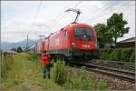 Der Fotograf und sein Motiv. Hier bringen die 1116 117 und 202 den OEC 565  ZUKUNFTSZENTRUM TIROL  von Innsbruck nach Wien West. (29.06.07)