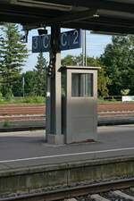 Als noch keine Computerstimme die Bahnreisenden informierte (|) -  Bahnsteigkabine  im Bahnhof Aulendorf, in dem frher der Bahnhofsvorsteher mit Mikrofon und ber Lautsprecher die Reisenden ber die ankommenden und abfahrenden Zge informierte. Aufnahme vom 30.08.2022.