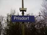 Das Bahnhofsschild von Prisdorf.