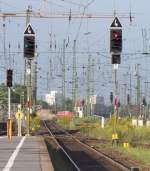 Zwei Ks-Signale in unterschiedlicher Bedeutung. Links darf der Lokfhrer mit 40 Km/h aus dem Bahnhof fahren. Rechts muss er davor halten. Leipzig Hbf den 04.08.2008