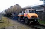 Dieser  2-Wege-Unimog  fhrt die Bedienfahrten im Industriepark Premnitz (an der Strecke Rathenow - Brandenburg) durch. Fotografiert bei einer Dienstreise am 09.12.09 um 13:38 Uhr im tiefsten Novembergrau bei der Zustellung von drei Kesselwagen. 
