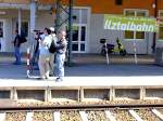 Fotografen erwarten sehnschtig den ersten Zug der ILZTALBAHN am Passauer Hauptbahnhof;110716