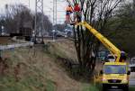 30.3.2012 Baumarbeiten nahe S-Bahn Haltepunkt Bernau-Friedenstal. Daneben die Brcke ber die Zepernicker Chaussee - La-Stelle seit vielen Jahren (50 kmh). Danach gehts weiter mit 120. Vielleichts sinds ja die Vorarbeiten fr die Brcken-Sanierung. Im Hintergrund S2 nach Blankenfelde.