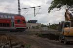 Ein Zug der Linie S1 fhrt mit nahezu unverminderter Geschwindigkeit am Brckenbaustellenbereich der Brcke Hainstrae in Radebeul West vorbei.
14.06.2012 12:50 Uhr