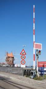 2.9.2012 Stralsund. Schranke und bewegliches Sh 2 an einer kleinen Hubbrcke am Hafen. Wer die bedient, war nicht festzustellen.