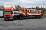 OC/Travys/B.M.K.: Von der Schweiz in die Märkische Schweiz. 
Der OC Triebwagen BDe 4/4 13 mit Baujahr 1920, der viele Jahre auf der westschweizer Bahnlinie zwischen Orbe und Chavornay hin und her pendelte, wird nun von der Museumsbahn Buckower Kleinbahn übernommen. Nach der Ausrangierung bei Travys bereicherte die Nummer 13 einige Jahre die interessante Fahrzeugsammlung des Bahn Museums Kerzers das per 31. März 2017 aufgelöst wird.  Am 21. Februar 2017 wurde der OC BDe 4/4 13 in Kallnach auf einen polnischen Lastenzug verladen und für die lange Reise in Richtung Berlin fit gemacht. Unterstützt wurde dieses Projekt durch das SWS Museum Schlieren. 
Grosses Glück brachte diesem seltenen Triebwagen mit der Betriebsnummer 13, ausgerüstet für den Betrieb mit Gleichstrom 700 V, die Unglückszahl 13.
Neben diesem Triebwagen finden noch weitere Fahrzeuge des B.M.K. den Weg nach Deutschland und Tschechien, wo sie von der drohenden Verschrottung gerettet werden.
Nach dem erfolgreichen Verlad steht der interessante Lastenzug in Kallnach zur Abfahrt bereit.  
Foto: Walter Ruetsch 


