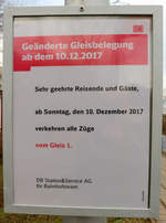 Eines von mehreren Schildern weist Reisende am Hp Halle Zscherbener Straße darauf hin, dass ab dem Fahrplanwechsel alle S-Bahnen von Gleis 1 verkehren.