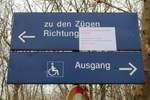 Ein Schild an einem Wegweiser des Hp Halle Zscherbener Straße weist Reisende darauf hin, dass ab dem Fahrplanwechsel alle S-Bahnen von Gleis 1 verkehren.