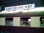  Wagen im Vordergrund und dahinter das Bahnhofsschild des Karlsruher HBF´s !!!! (aus Platzmangel ist das bild so ausegfallen !!)  *warscheinlich waren das mal  EX IC wagen  !!* 6.8.07