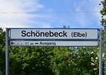 In Schönebeck findet man ausschließlich die alten Bahnhofsschilder aus den 90er Jahren wieder. Hier auf dem Bahnsteig am Gleis 1.

Schönebeck 19.07.2023