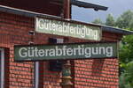 Güterabfertigung. Diese beiden Schilder stehen an der ehemaligen Güterabfertigung des Brandenburger Hbf. Heute ist in dem Gebäude eine Firma für Elektrotechnik untergebracht.

Brandenburg 20.07.2023