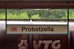 Blick auf das Bahnhofschild von Probstzella auf Gleis 2 und 3.