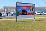 Nach über einem Jahr Schienenersatzverkehr (Umbau/Elektronisierung Bahnhof Wolkramshausen) hat man sich wohl für dieses gut gemeinte Plakat entschieden, welches recht weit weg vom Bahnhof in