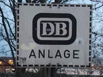 26.03.16 Frankfurt am Main: An der Auffahrt des Bahnbetriebswerks zur Camberger Brücke habe ich den hier zu sehenden alten DB-Keks entdeckt und abgelichtet, ein heutzutage kaum noch zu findendes