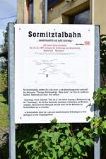 100 Jahre Sormitztalbahn. Am 15.12.1907 wurde der Abschnitt Hockeroda–Wurzbach eröffnet. Und zum 1.3.1908 wurde der Abschnitt weiter nach Unterlemnitz eröffnet. Seit 2017 weist das Schild auf das 100 Jährige Jubiläum hin.

Unterlemnitz 01.08.2023