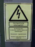 03.10.2010: Seit etwas mehr als 100 Tagen ist die Schwarzbachtalbahn nach Aglasterhausen nun schon als neue S51 in Betrieb. Und noch immer hngt am Bahnhofsgebude von Meckesheim dieses Hinweisschild.