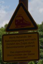Dieser Hinweis steht vor einem hhengleichen Reisendenbergang. - 04.08.2012