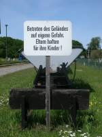 In Putbus steht dieses Schild das es gestattet das Bahngelnde zubetreten(!).Aufnahme am 05.Juni 2013.