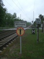 Dieses Hinweisschild steht in Jeeser (Strecke Stralsund-Berlin).Aufgenommen am 19.Mai 2013.