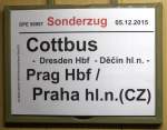 Zuglaufschild, aufgenomen im Sonderzug  nach Prag. 05.12.2015 07:07 Uhr kurz  nach Ruhland.