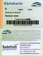 RADOLFZELL am Bodensee (Landkreis Konstanz), 25.02.2016, Gästekarte der Stadt Radolfzell am Bodensee (abgegolten mit der Kurtaxe in Höhe von 2,-- EUR/Tag/Person); sie berechtigt u.a. zur Nutzung des ÖPNV im gesamten Gebiet des Landkreises Konstanz sowie in angrenzenden Teilen des Bodenseekreises -- Gästekarte mit Vorder- und Rückseite eingescannt