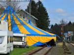 Der Cirkus Amany gastierte Ostern in Walheim bei Aachen und baute sein Zelt aus Platzmangel einfach ber die Gleise der ehemaligen Vennbahn.