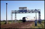 Jahrzehnte lang war diese Stelle Niemandsland für Fotografen: Die Eisenbahn Grenzkontrollbrücke westlich des Bahnhof Oebisfelde. 
Am 16.9.1990 konnte ich dort ungestört fotografieren und dokumentieren, als die DB 218245 mit dem D nach Köln um 10.08 Uhr die Grenze der beiden zu dieser Zeit noch existenten deutschen Staaten überquerte.