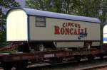 Das Roncalli Buffet rolle am 2.5.2015 per Bahn an mir vorbei. Im Bahnhof Bielefeld Ost konnte ich einige Wagen des ersten Zugteils des Roncalli Zirkus Zuges ablichten. Darunter war auch dieser schöne Buffet Wagen, der auf einem Flachwagen von Transwaggon transportiert wurde.