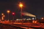 Nachts am Bahnhof Euskirchen, im Hintergrund die Rauchfahne der voll ausgelasteten Zuckerfabrik - 29.10.2010