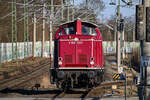 D-EMF 211 357-9 (V100 1357) rangierte am 18.02.25 im Bereich des Lübeck-Dänischburger Gbf (ALD G). Hier kurz hinter dem Haltepunkt Lübeck-Dänischburg IKEA (ALD A).