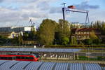 Interessanter Blick auf die S-Bahn-Station Warnemünde Werft mit den neuen Bahnsteigdächern und dem Werftkran.