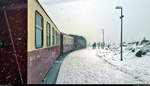 Ein letzter Blick hinaus vor der Abfahrt:  P 8930 nach Wernigerode Hbf steht mit 99 7236-5 (99 236) der Harzer Schmalspurbahnen GmbH (HSB) im Startbahnhof Brocken auf der Brockenbahn (Bahnstrecke Drei