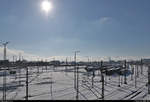 Winterlicher Sonnenschein über der Zugbildungsanlage (ZBA) Halle (Saale), in welcher der Verkehr wegen Schnee und Eis zum Erliegen kam.