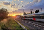 Ab in den Sonnenuntergang: 9442 110 (Bombardier Talent 2) beim Passieren der Blockstelle Zscherben.
Mit satten 50 Minuten hinter Plan kommt er nicht mehr im Hellen an.

🧰 Abellio Rail Mitteldeutschland GmbH
🚝 RE 74734 (RE 8) Halle(Saale)Hbf–Nordhausen [+50]
🕓 26.6.2024 | 21:01 Uhr