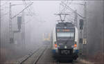 Zugbegegnung im Nebel -     Eine S2 in Fahrtrichtung Schorndorf trifft bei Kernen-Rommelshausen auf einen als MEX 13langsam in Richtung Stuttgart fahrenden Flirt 3.