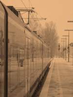 Ein sinnliches Sepia-Bild einer ruhigen Bahnhofsatmosphre... Ein ET 425, der im verschneiten Marbach (Neckar) auf seine Abfahrt wartet.