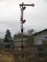 Das Signal steht auf Halt, der wolkenverhangene Himmel bildet die passende Stimmung fr den Anblick der zugewachsenen und teils herausgerissenen Bahnanlagen im Bahnhof Rochlitz. 10.12.07