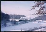 Winterzeit das bedeutete in der Dampf-ra vermehrt Stimmungsaufnahmen zu machen. Hier fhrt ein Interzonenzug mit 01 5 die Steigung nach Hnebach hinauf.  