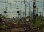 Durch ein Gewirr von Masten, Fahrleitungen und Signalen kann man durch den Herbstlichen Dunst einen Blick auf den Klner Dom werfen.