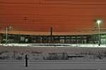 am Tage sieht das ehemalige Bw Stralsund - hier Schuppen II  die Wartung  - weniger fotogen aus, aber ein Winterabend lt den Schuppen auch ohne Scheibe in anderem Licht erstrahlen, 11.01.2010