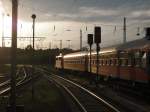 Da die 110 236 zu weit vorne am Bahnsteig stand, gelang mir keine Frontalaufnahme der Lok als sie stand. Es gelang mir nur dies romantische Sonnenuntergangbild :-)
Rostock Hbf