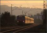 Am Morgen des 19. Oktobers 2010 um 8.22 erreicht das Licht der gerade über den Schurwaldhöhen aufgegangenen Sonne eine S-Bahn der Linie S2 auf ihrer Fahrt nach Stuttgart-Vaihingen. (M)

