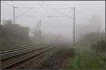 Am Morgen des 14.Oktobers 2010 um 8:12 taucht eine S-Bahn auf der Fahrt in Richtung Stuttgart aus dem Nebel des Remstales auf. (M)