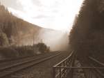 Rauchschwaden ber dem Thringer Wald, nachdem die 35 1097-1 mit dem DPE 88574 (Meiningen - Berlin-Schneweide Pbf) die Strecke bei Oberhof passiert hat; 04.09.2010