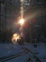 Die Dampflok von der Parkeisenbahn Chemnitz kmpft sich durch den Schnee.