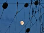 Der fast volle Mond hat sich am Abend des 28.08.2012 in dem Gewirr der Oberleitung in Aachen West verheddert.