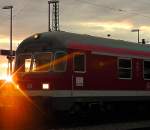 Am 28.8.2011 fuhr mein Zug auerplanmig von Gleis 4 in Plochingen ab, sodass ich richtung Steuerwagen vor lief. Dann sah ich diesen Sonnenuntergang, welcher direkt auf den Karlsruher Kopf schien. 